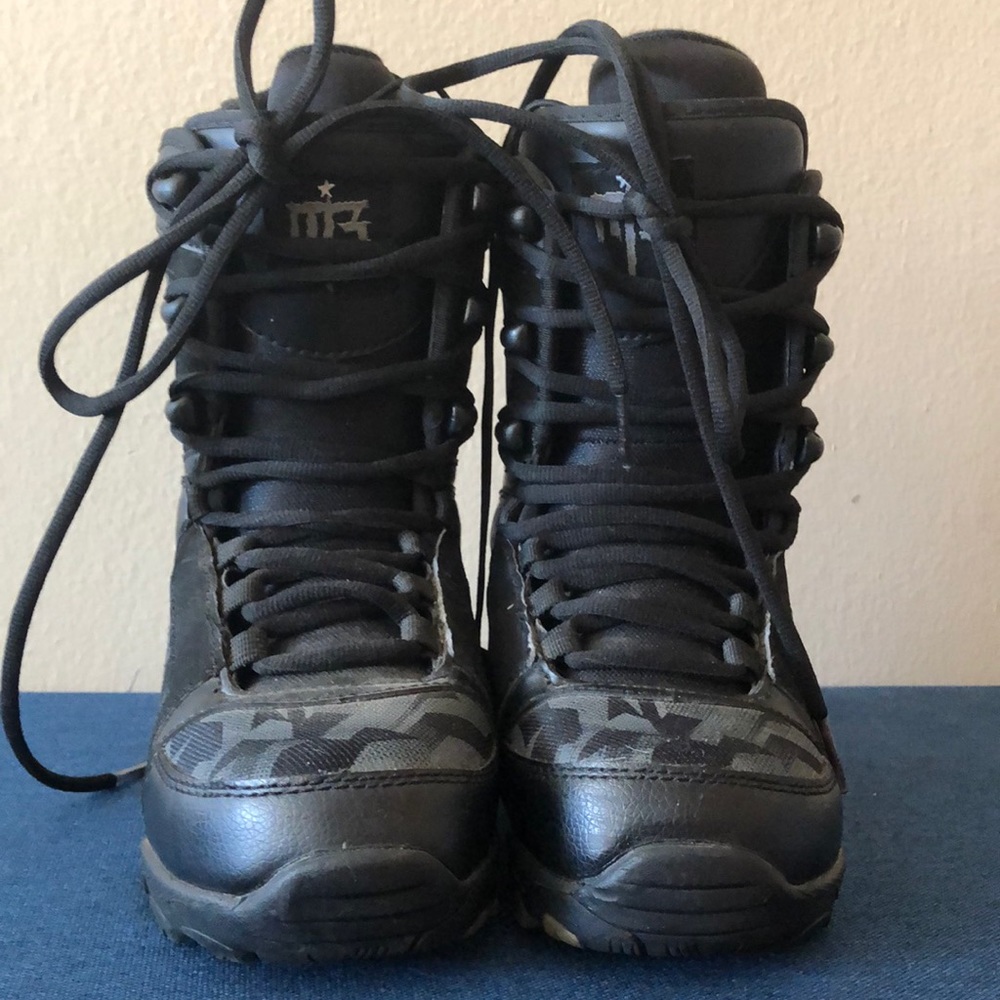 Boys size 3 m3 snowboarding boots